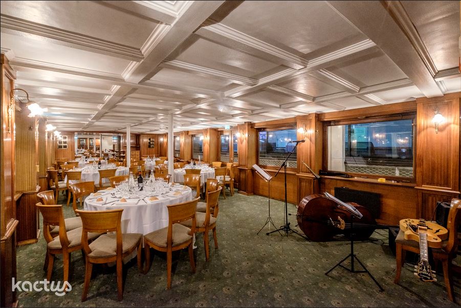 Salle avec orchestre